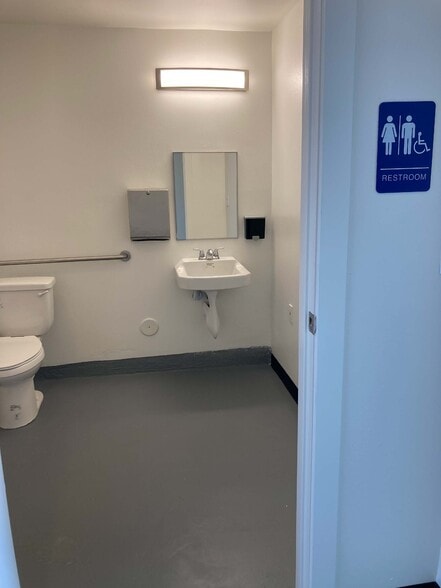 511 Ocean Front Walk, Venice, CA for lease - Interior Photo - Image 3 of 6