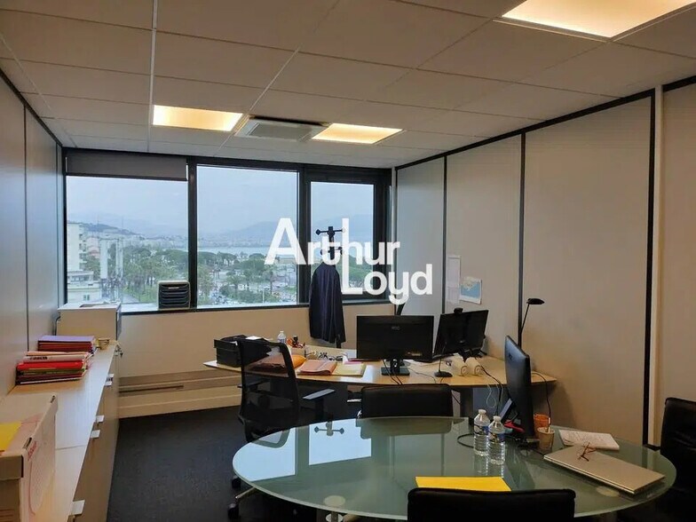 Office in Nice for lease - Interior Photo - Image 2 of 7