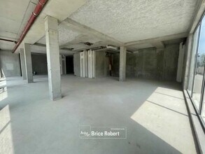 Retail in Bron for lease Interior Photo- Image 1 of 4