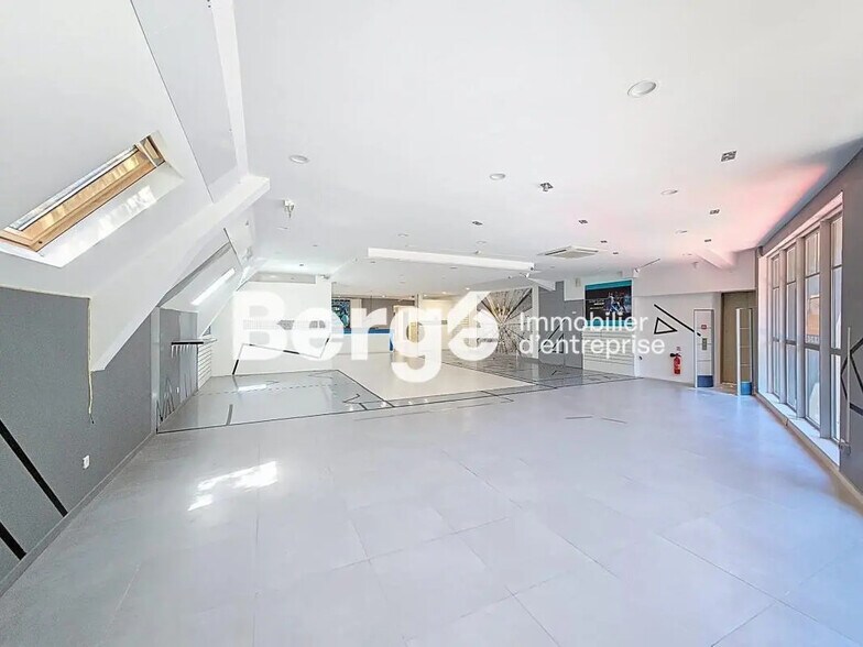 Retail in Mandelieu-la-Napoule for lease - Interior Photo - Image 2 of 4