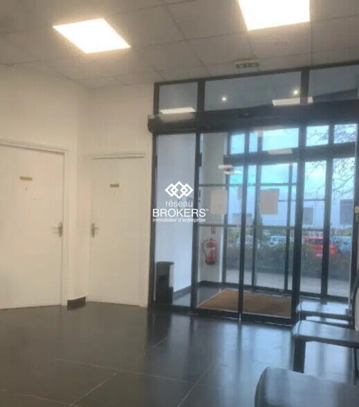 Retail in Quincy-sous-Sénart for lease - Lobby - Image 3 of 4