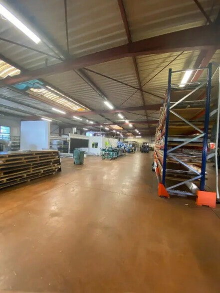 Flex in La Roche-Vineuse for lease - Building Photo - Image 2 of 14