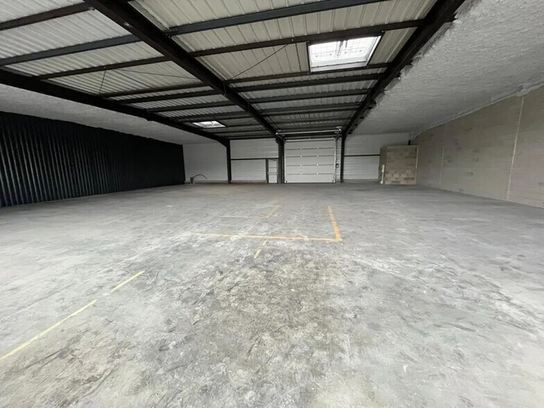 Retail in Saint-Vit for lease - Interior Photo - Image 1 of 3