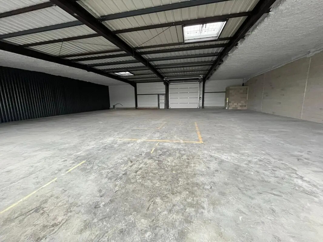 Retail in Saint-Vit for lease Interior Photo- Image 1 of 4