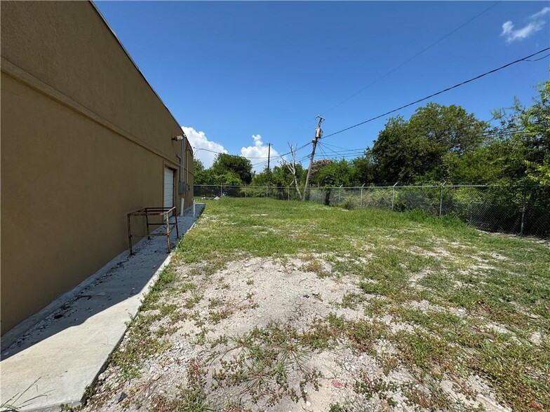 2828 Cleo St, Corpus Christi, TX for sale - Building Photo - Image 3 of 11