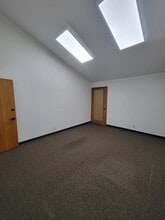 678 Country Club Rd, Eugene, OR for lease Interior Photo- Image 2 of 3