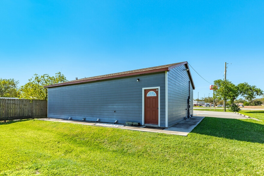 1228 E Mulberry St, Angleton, TX for sale - Building Photo - Image 3 of 26