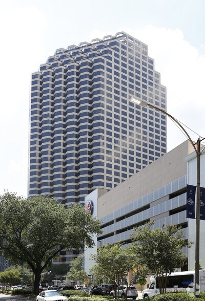 1100 Poydras St, New Orleans, LA for lease - Building Photo - Image 2 of 2
