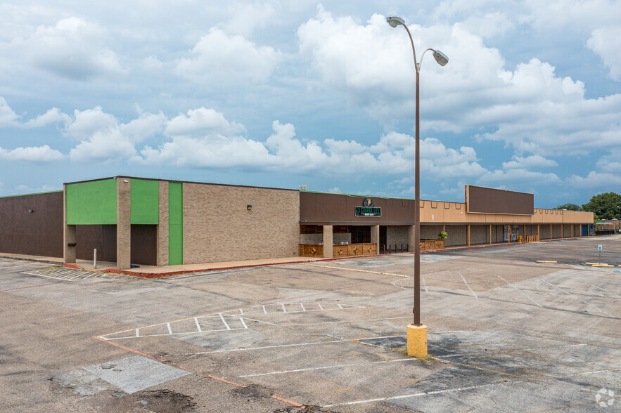 Felix Shopping Center portfolio of 3 properties for sale on LoopNet.com - Building Photo - Image 3 of 4