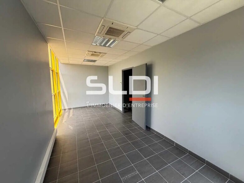 Office in La Verpillière for lease - Building Photo - Image 3 of 11