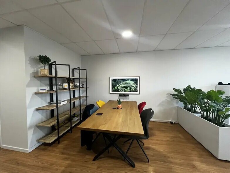 Flex in Boos for lease - Interior Photo - Image 2 of 10
