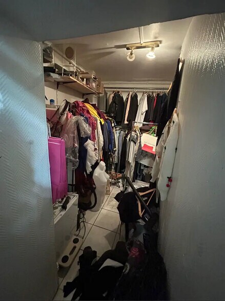 Retail in Paris for lease - Interior Photo - Image 2 of 3