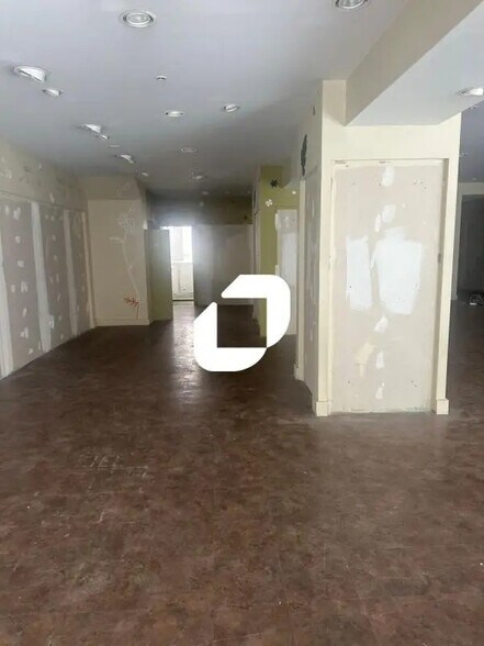 Retail in Arras for lease - Interior Photo - Image 2 of 6