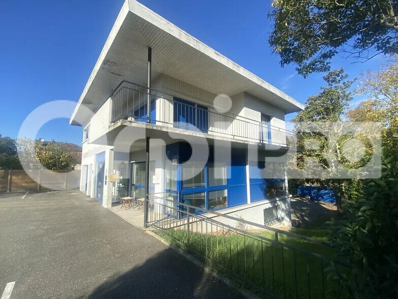 Office in Montauban for lease - Building Photo - Image 2 of 8