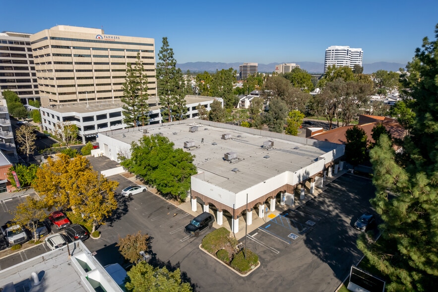 21725 Erwin St, Woodland Hills, CA for sale - Building Photo - Image 3 of 12