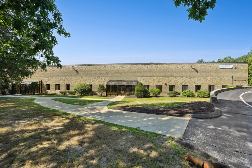 18 Esquire Rd, North Billerica, MA for lease - Building Photo - Image 1 of 14