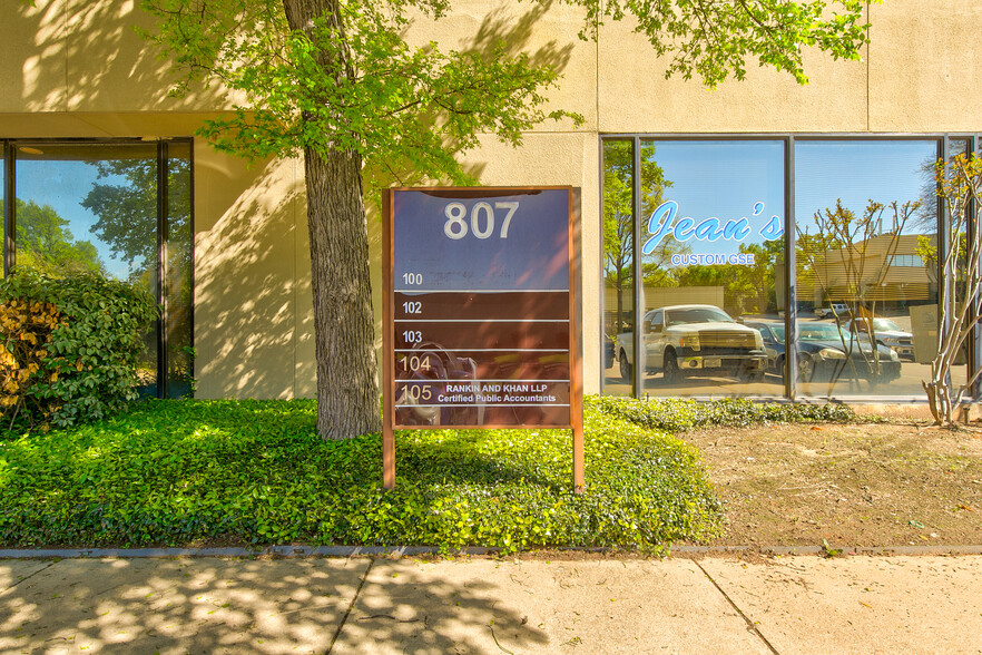 807 Forest Ridge Dr, Bedford, TX for lease - Building Photo - Image 3 of 7