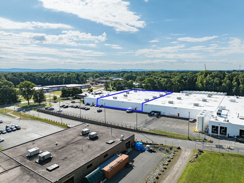 100 Brookdale Dr, Springfield, MA for lease - Building Photo - Image 3 of 10