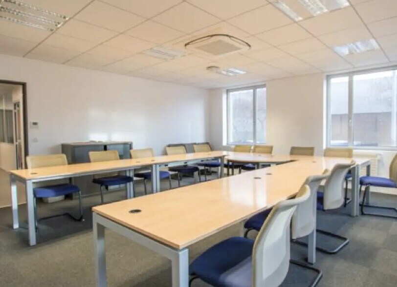 Flex in Gennevilliers for lease - Interior Photo - Image 2 of 3