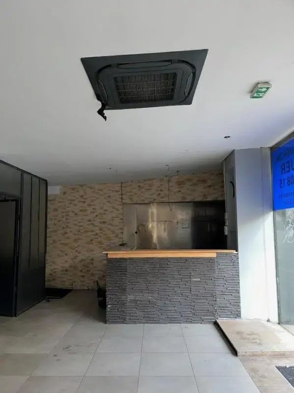 Retail in Paris for lease Interior Photo- Image 1 of 4