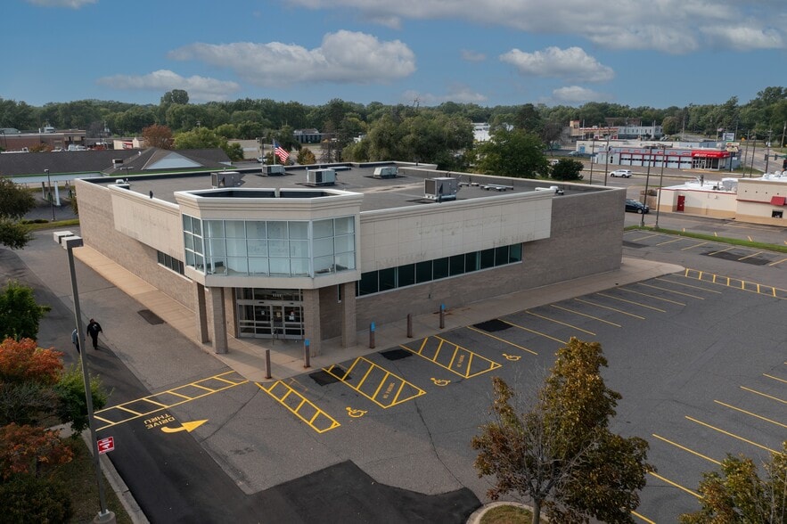 6800 Bass Lake Rd, Crystal, MN for sale - Building Photo - Image 2 of 5