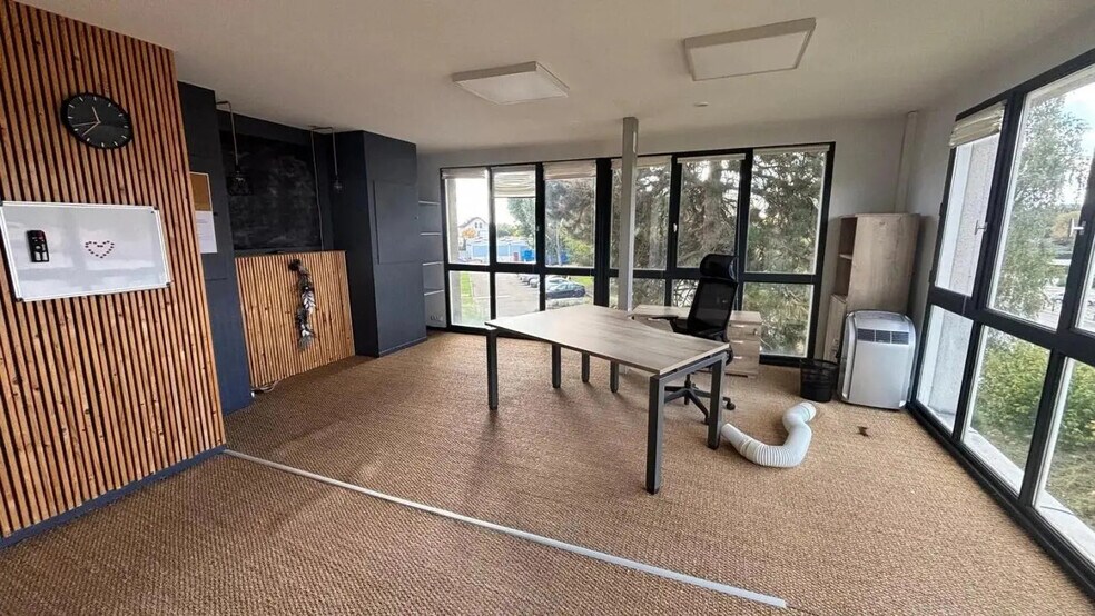 Office in Feucherolles for lease - Interior Photo - Image 2 of 4