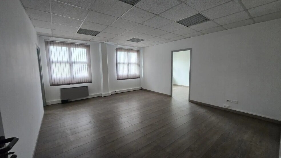 Office in La Garde for lease - Building Photo - Image 3 of 9