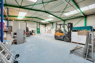 Office in Saint-Genis-Laval for lease Interior Photo- Image 1 of 4