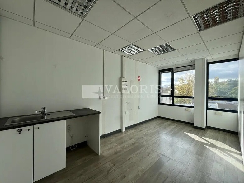 Office in Écully for lease - Building Photo - Image 3 of 7