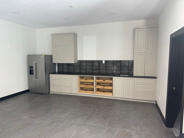 121 W 6th St, Justin, TX for sale - Building Photo - Image 2 of 12