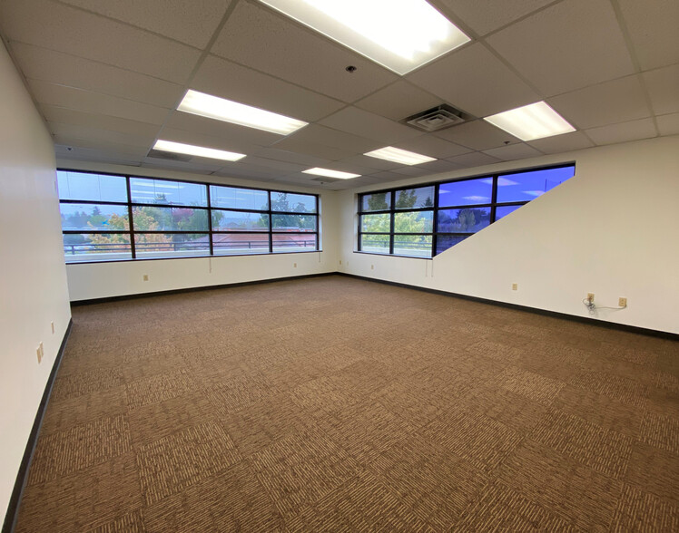 24437 Russell Rd, Kent, WA for lease - Interior Photo - Image 3 of 11