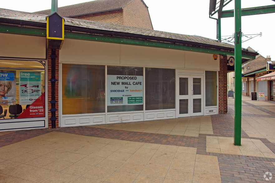 Crown Walk, Bicester for lease - Building Photo - Image 2 of 11