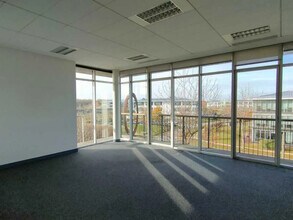 2 Rue René Caudron, Voisins-le-Bretonneux for lease Building Photo- Image 2 of 2