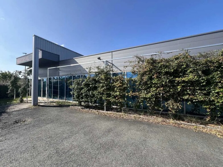 Flex in VILLENAVE-D'ORNON for sale - Building Photo - Image 2 of 8