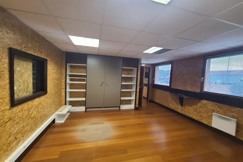 Flex in Anglet for lease - Interior Photo - Image 3 of 5