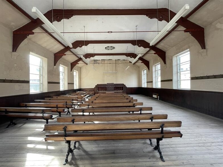 192 Savile Park Rd, Halifax for sale - Interior Photo - Image 1 of 1