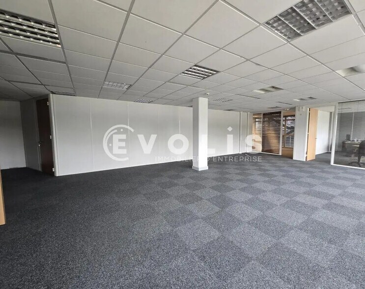 Office in Orsay for lease - Interior Photo - Image 3 of 8