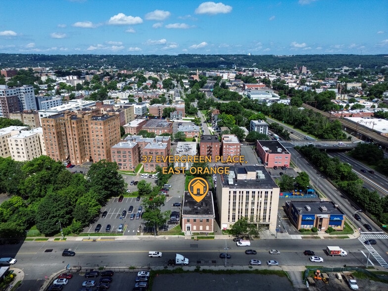 37 Evergreen Pl, East Orange, NJ for sale - Primary Photo - Image 1 of 15