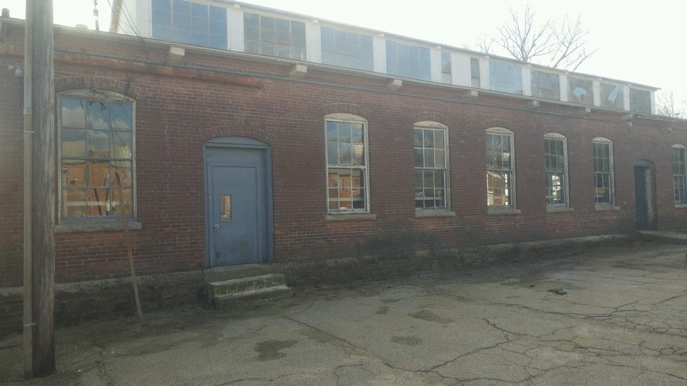 142 E Britannia St, Taunton, MA for lease - Building Photo - Image 1 of 2