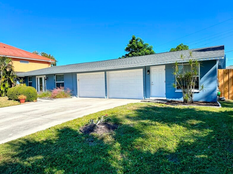 2131 Montclair Dr, Sarasota, FL for sale - Building Photo - Image 2 of 8