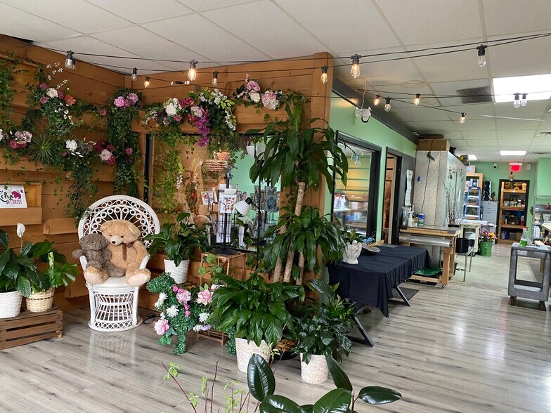 625 E Cypress St, Square, PA 19348 Retail for Lease