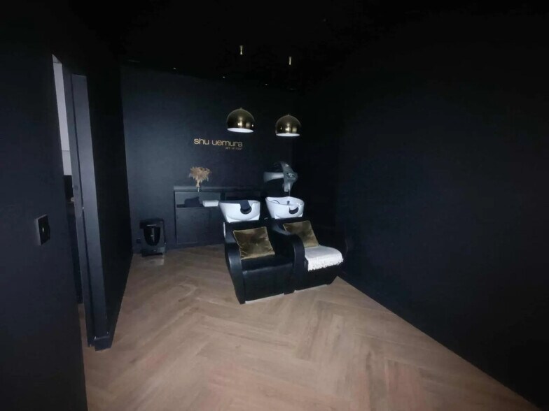 Retail in Bordeaux for lease - Interior Photo - Image 2 of 2