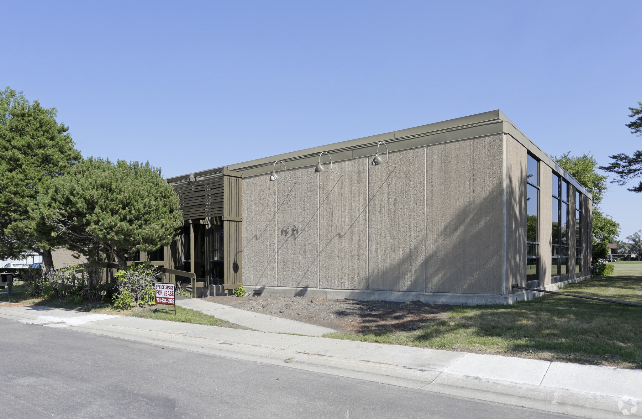 1331 32nd Ave S, Fargo, ND for sale Primary Photo- Image 1 of 1