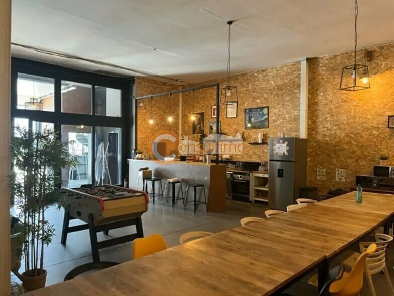 Flex in Cenon for lease - Interior Photo - Image 2 of 9