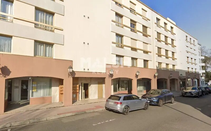 Office in Lyon for sale Building Photo- Image 1 of 7