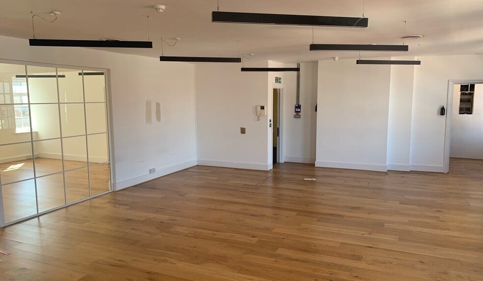 465 Brixton Rd, London for lease - Interior Photo - Image 1 of 3