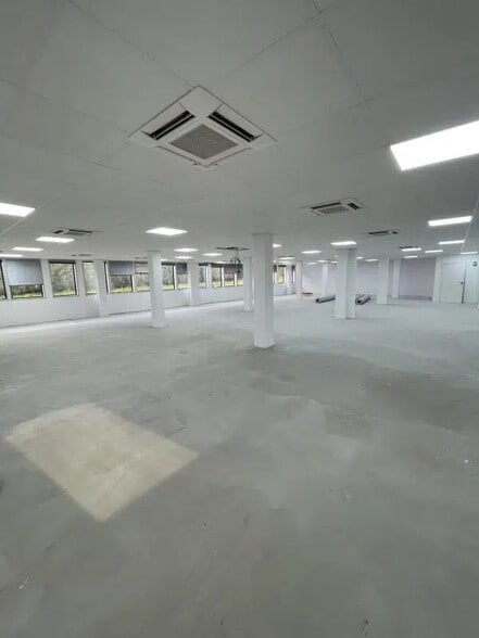 Office in Malakoff for lease - Building Photo - Image 1 of 12