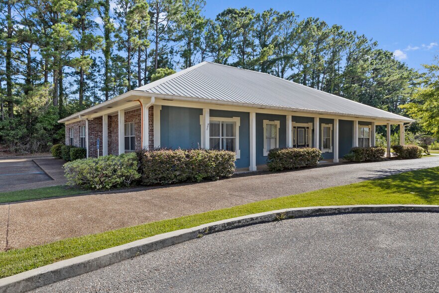 996 N Halstead Rd, Ocean Springs, MS for sale - Building Photo - Image 1 of 1