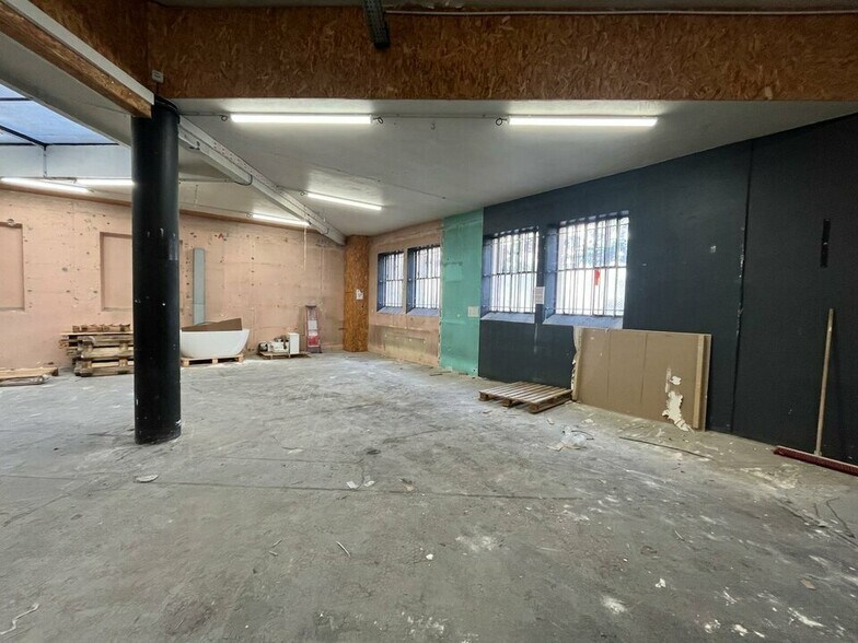 Retail in Grenoble for lease - Interior Photo - Image 3 of 5