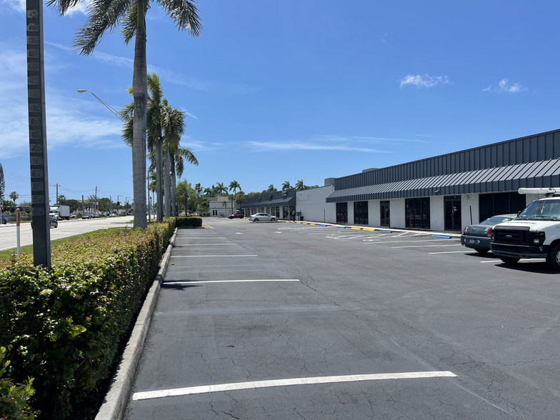 3192-3194 W Hallandale Beach Blvd, Hallandale, FL for lease - Building Photo - Image 2 of 10